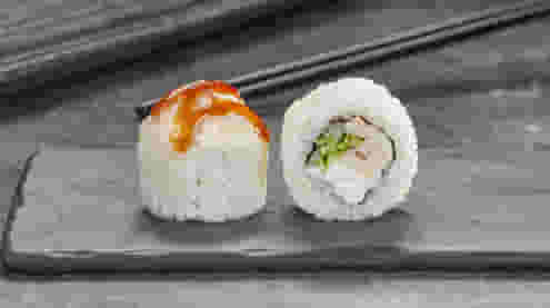 Блюдо Ролл Нежный с курицей под беконом меню Суши Мастер Ролл Нежный с курицей под беконом меню Суши Мастер