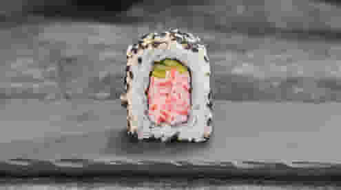 Блюдо Ролл Калифорния в кунжуте меню Суши Мастер Ролл Калифорния в кунжуте меню Суши Мастер