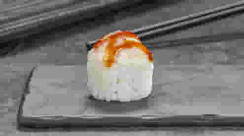 Блюдо Ролл Нежный с курицей под беконом меню Суши Мастер Ролл Нежный с курицей под беконом меню Суши Мастер