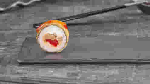 Блюдо Ролл Лосось чили темпура меню Суши Мастер Ролл Лосось чили темпура меню Суши Мастер