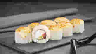 Блюдо Цезарь ролл запеченный меню Суши Мастер Цезарь ролл запеченный меню Суши Мастер