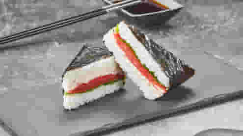 Блюдо Онигири с беконом меню Суши Мастер Онигири с беконом меню Суши Мастер