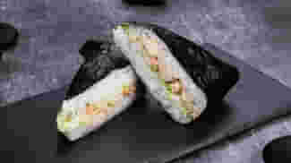 Блюдо Онигири с курицей меню Суши Мастер Онигири с курицей меню Суши Мастер