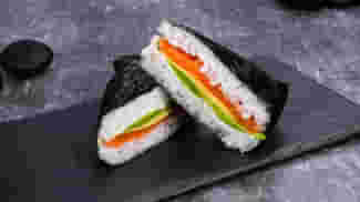 Блюдо Онигири с лососем меню Суши Мастер Онигири с лососем меню Суши Мастер