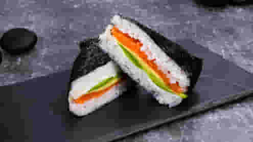 Блюдо Онигири с лососем меню Суши Мастер Онигири с лососем меню Суши Мастер