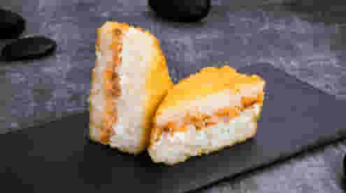 Блюдо Онигири темпура с лососем терияки меню Суши Мастер Онигири темпура с лососем терияки меню Суши Мастер