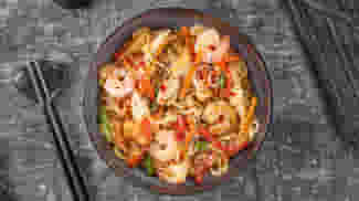 Блюдо Вок С курицей и креветкой в соусе Чили меню Суши Мастер Вок С курицей и креветкой в соусе Чили меню Суши Мастер